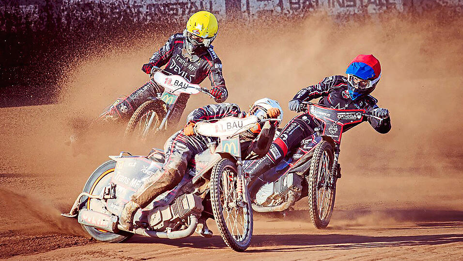 Ein seltenes Bild in Gniezno: Der Däne Kevin Juhl Pedersen (weißer Helmüberzug) und der Schwede Kim Nilsson (gelb) rauschten kurz nacheinander an Adam Ellis (rot) vorbei - doch der Engländer konterte postwendend und schnappte sich noch zwei Zähler. Ein seltenes Bild in Gniezno: Der Däne Kevin Juhl Pedersen (weißer Helmüberzug) und der Schwede Kim Nilsson (gelb) rauschten kurz nacheinander an Adam Ellis (rot) vorbei - doch der Engländer konterte postwendend und schnappte sich noch zwei Zähler.