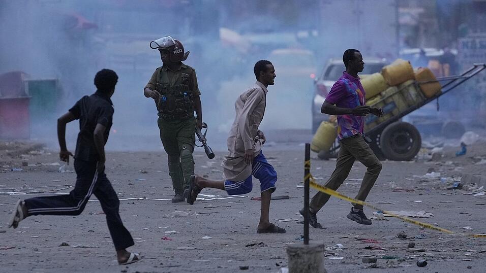 Nach dem Einsturz eines mehrstöckigen Gebäudes in Nairobi setzt die kenianische Polizei Tränengasgranaten ein, um Menschen vom Unglücksort zu vertreiben. Nach dem Einsturz eines mehrstöckigen Gebäudes in Nairobi setzt die kenianische Polizei Tränengasgranaten ein, um Menschen vom Unglücksort zu vertreiben.
