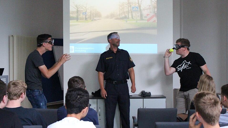 Einblicke in das Projekt P.A.R.T.Y.: Die Brillen simulieren einen Wert von 1,3 Promille - da ist das Ballzuwerfen selbst aus kurzer Entfernung schwierig.