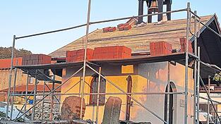 In diesen Tagen wird das Dach der Thierlinger Kapelle neu eingedeckt.