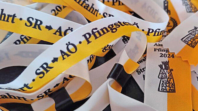 Die neuen Armb&auml;ndchen tragen das Emblem der Fu&szlig;wallfahrt.