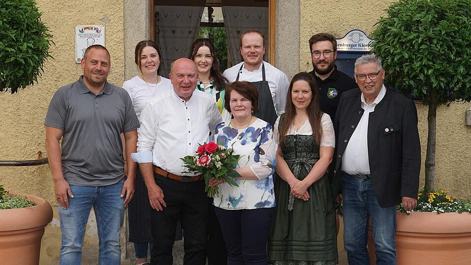 Der Jubilar mit Gattin und den drei Kindern sowie die Vereinsvertreter von den Chamer Rittern, der Sch&uuml;tzenverein Gem&uuml;tlichkeit und Altb&uuml;rgermeister Edmund Roider.
