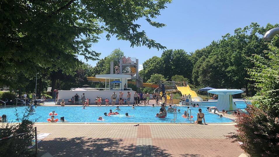 Wenn im Freibad viel los ist, schauen die Rettungsschwimmer auf die Becken - die Security auf den Rest.