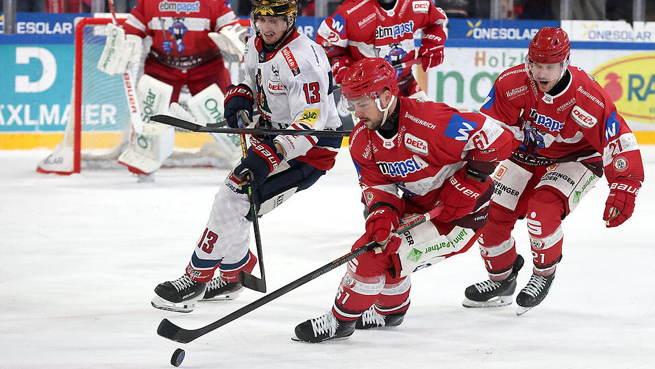 Der Matchwinner: EVL-St&uuml;rmer David Elsner (am Puck) sorgte mit seinem Doppelpack daf&uuml;r, dass der Vorsprung der Niederbayern am Ende ausreichte, um Freiburg den Zahn zu ziehen und die drei Punkte in der Dreihelmenstadt zu behalten.