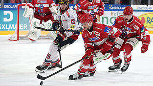 Der Matchwinner: EVL-Stürmer David Elsner (am Puck) sorgte mit seinem Doppelpack dafür, dass der Vorsprung der Niederbayern am Ende ausreichte, um Freiburg den Zahn zu ziehen und die drei Punkte in der Dreihelmenstadt zu behalten. Der Matchwinner: EVL-Stürmer David Elsner (am Puck) sorgte mit seinem Doppelpack dafür, dass der Vorsprung der Niederbayern am Ende ausreichte, um Freiburg den Zahn zu ziehen und die drei Punkte in der Dreihelmenstadt zu behalten.