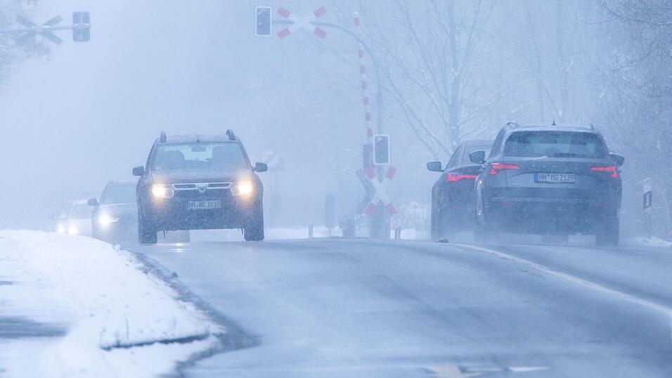 Der DWD erwartet tagsüber vor allem im Bergland sowie bei Dauerfrost im Norden und Osten weiterhin Glätte Der DWD erwartet tagsüber vor allem im Bergland sowie bei Dauerfrost im Norden und Osten weiterhin Glätte