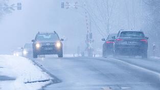 Der DWD erwartet tagsüber vor allem im Bergland sowie bei Dauerfrost im Norden und Osten weiterhin Glätte Der DWD erwartet tagsüber vor allem im Bergland sowie bei Dauerfrost im Norden und Osten weiterhin Glätte