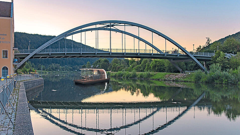 Ein Hausboot unter der Stabbogenbrücke von Riedenburg soll schon bald ein vertrauter Anblick sein. Ein Hausboot unter der Stabbogenbrücke von Riedenburg soll schon bald ein vertrauter Anblick sein.