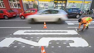 Innerorts nicht mehr schneller fahren als Tempo 30: Das fordert eine bundesweite Initiative, die auch in Ostbayern schon Anhänger gefunden hat. Bislang gibt es für das Tempolimit aber strenge Regeln. Innerorts nicht mehr schneller fahren als Tempo 30: Das fordert eine bundesweite Initiative, die auch in Ostbayern schon Anhänger gefunden hat. Bislang gibt es für das Tempolimit aber strenge Regeln.