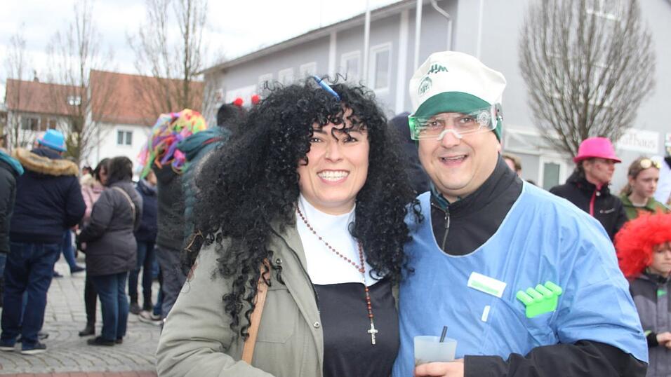 Viele Faschings-Fans haben sich am Samstag den Umzug in Langenbach angesehen. Viele Faschings-Fans haben sich am Samstag den Umzug in Langenbach angesehen.