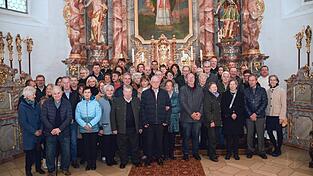 Gerne stellten sich die Jubilare zu einem Erinnerungsfoto vor dem Hochaltar auf.