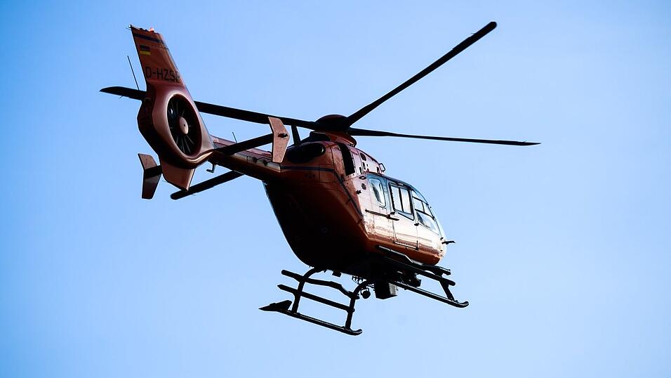Der leicht verletzte Fahrer und das schwer verletzte Kind wurden per Hubschrauber ins Krankenhaus gebracht. (Symbolbild)