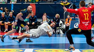 Johannes Golla macht seine Sache in der Deckung gegen Schweden gut. Im Angriff leisten sich die deutschen Handballer aber zu viele Fehler - und verpassen dadurch das EM-Halbfinale.