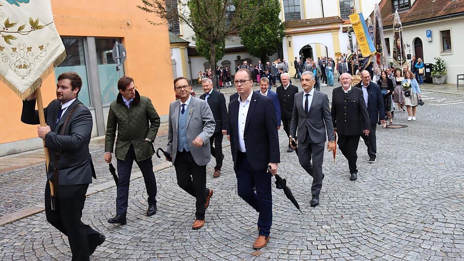 Thomas Pinzl trägt die historische Fahne des Handwerkervereins beim Rückmarsch von der Kirche zur Stadthalle. Hinter ihm folgen in der ersten Reihe die Ehrengäste MdL Stefan Ebner (v.l.), Bürgermeister Franz Wittmann, MdL Martin Behringer und Landrat Ronny Raith. Thomas Pinzl trägt die historische Fahne des Handwerkervereins beim Rückmarsch von der Kirche zur Stadthalle. Hinter ihm folgen in der ersten Reihe die Ehrengäste MdL Stefan Ebner (v.l.), Bürgermeister Franz Wittmann, MdL Martin Behringer und Landrat Ronny Raith.