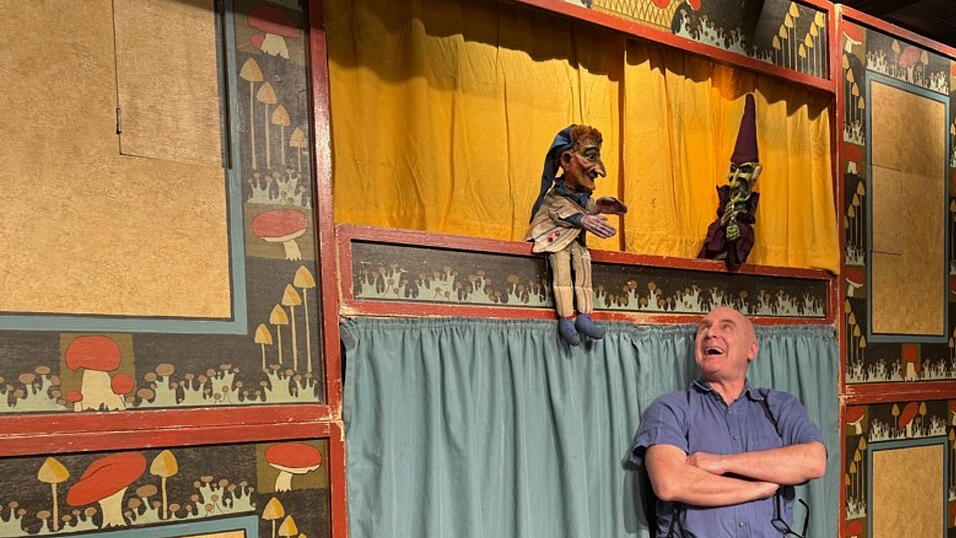Josef Parzefall mit Kasperl und Zauberer - er ist einer der Mitbegründer des Puppentheaters.