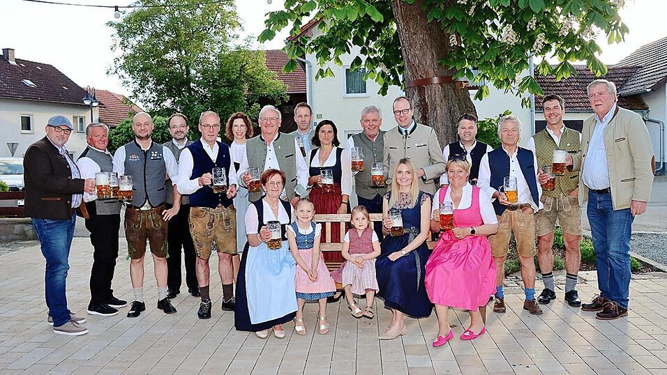 Festwirtsfamilie Limbrunner, die Verantwortlichen der Brauerei Graf Arco und die TSV-Organisatoren mit Xaver Su&szlig;bauer freuen sich schon auf das Pilstinger Pfingstvolksfest