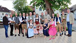 Festwirtsfamilie Limbrunner, die Verantwortlichen der Brauerei Graf Arco und die TSV-Organisatoren mit Xaver Su&szlig;bauer freuen sich schon auf das Pilstinger Pfingstvolksfest