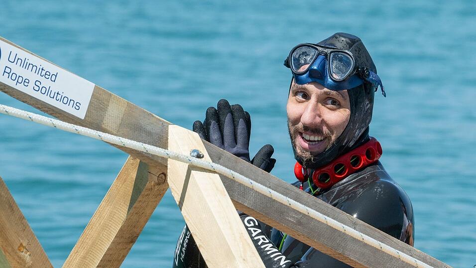 Der Apnoetaucher Minja Marinković bedankt sich nach seinem gescheiterten Rekordversuch applaudierend. Der Apnoetaucher Minja Marinković bedankt sich nach seinem gescheiterten Rekordversuch applaudierend.