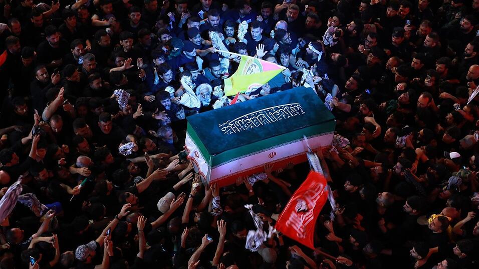 Trauernde tragen den Sarg des iranischen Obersten Führers Ajatollah Ali Chamenei während seines Trauerzuges in Karbala. Trauernde tragen den Sarg des iranischen Obersten Führers Ajatollah Ali Chamenei während seines Trauerzuges in Karbala.