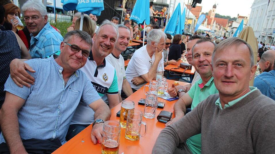 Viele Landshuter genossen ihren Freitagabend auf dem Bismarckplatzfest.