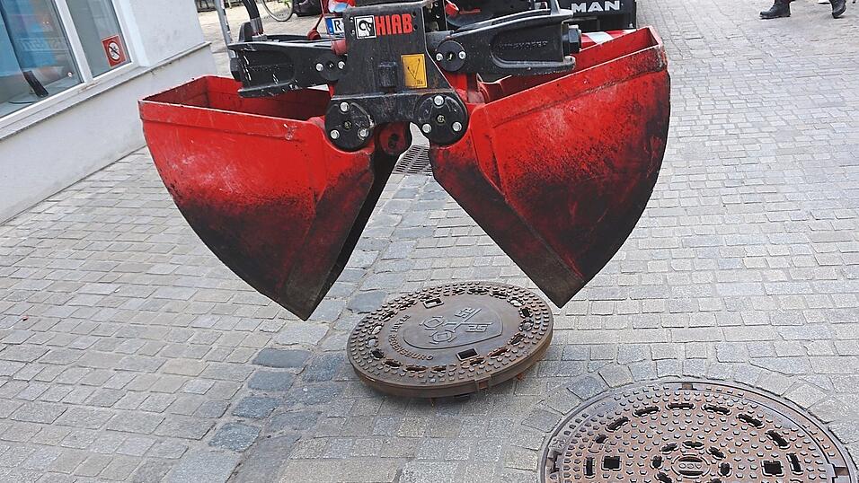 Der E-Ladekran lieferte den neuen Kanaldeckel. Der E-Ladekran lieferte den neuen Kanaldeckel.