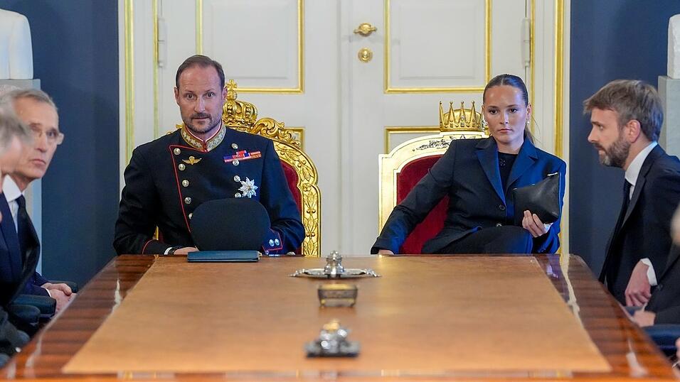 Norwegens neuer König Haakon VIII. am Mittag im Schloss. An seine Seite: Kronprinzessin Ingrid Alexandra (rechts). Norwegens neuer König Haakon VIII. am Mittag im Schloss. An seine Seite: Kronprinzessin Ingrid Alexandra (rechts).