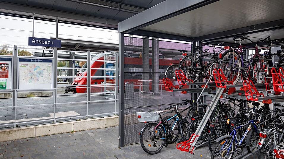 Am Bahnhof Ansbach befinden sich überdachte Fahrrad-Abstellanlagen in unmittelbarer nähe des Bahnsteigs. Am Bahnhof Ansbach befinden sich überdachte Fahrrad-Abstellanlagen in unmittelbarer nähe des Bahnsteigs.