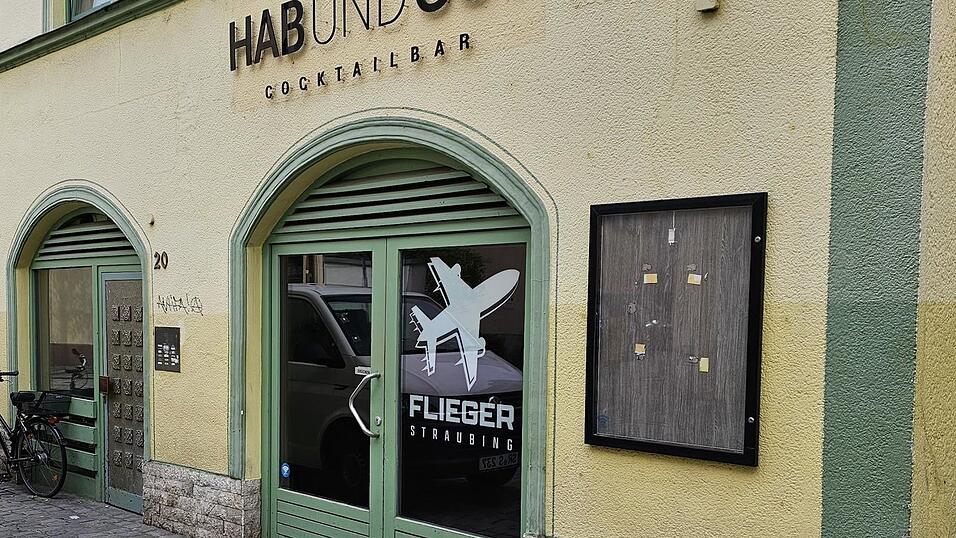 Die Bar 'Flieger Straubing' ist an der Aprilgasse in den ehemaligen Räumen des 'Hab und Gut' beheimatet. Die Bar 'Flieger Straubing' ist an der Aprilgasse in den ehemaligen Räumen des 'Hab und Gut' beheimatet.