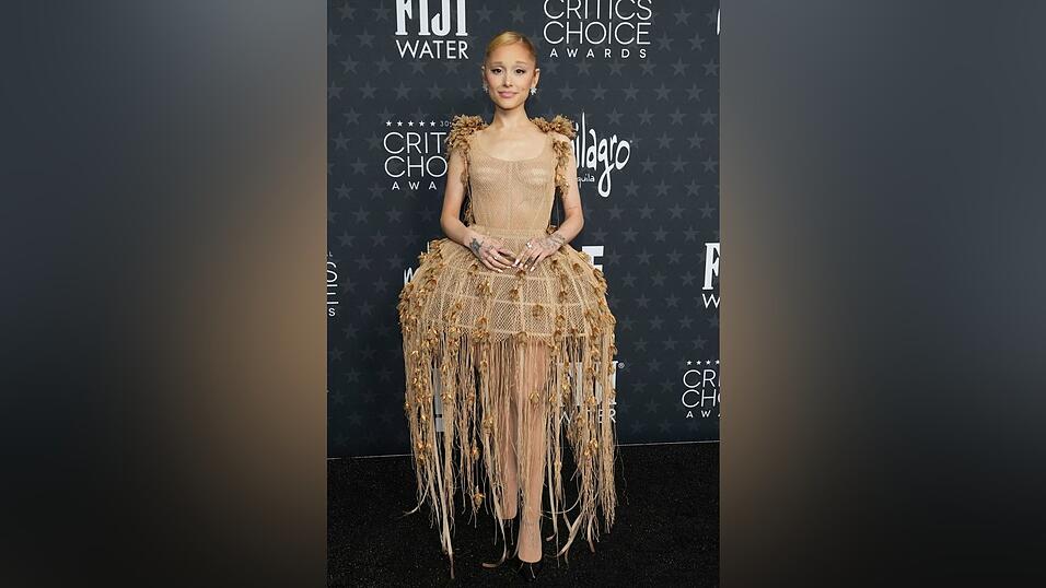 Ariana Grande («Wicked») trug ein aufsehenerregendes Kleid von Dior im Nude-Look.