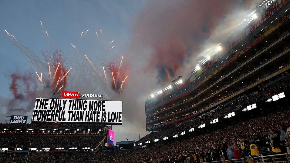 Auf einer Leinwand stand: «Das Einzige, was mächtiger ist als Hass, ist Liebe.» Auf einer Leinwand stand: «Das Einzige, was mächtiger ist als Hass, ist Liebe.»