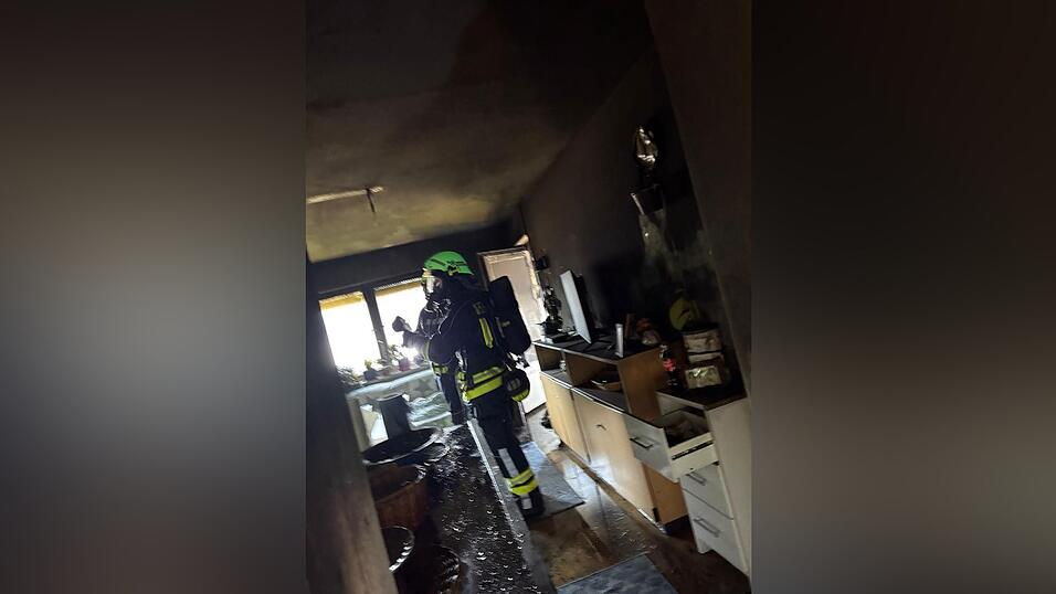 Die Feuerwehr bekämpfte am Sonntagvormittag einen Brand in Reißing. 