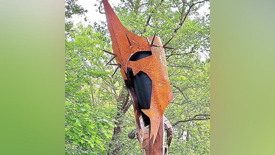Stahlmaske im Schattengarten. Stahlmaske im Schattengarten.