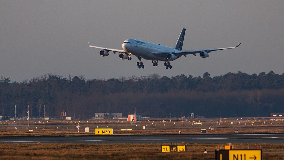 Der erste Evakuierungsflug im Auftrag der Bundesregierung war am fr&uuml;hen Donnerstagmorgen am Frankfurter Flughafen gelandet.