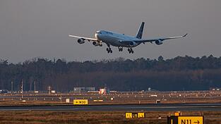 Der erste Evakuierungsflug im Auftrag der Bundesregierung war am fr&uuml;hen Donnerstagmorgen am Frankfurter Flughafen gelandet.
