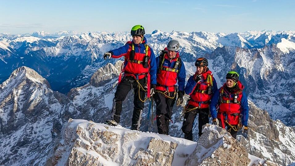 Schneesturm, Gletscherspalten, Felswände: Die ARD-Bergwacht-Doku zeigt packende Einsätze. Schneesturm, Gletscherspalten, Felswände: Die ARD-Bergwacht-Doku zeigt packende Einsätze.