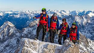Schneesturm, Gletscherspalten, Felswände: Die ARD-Bergwacht-Doku zeigt packende Einsätze. Schneesturm, Gletscherspalten, Felswände: Die ARD-Bergwacht-Doku zeigt packende Einsätze.