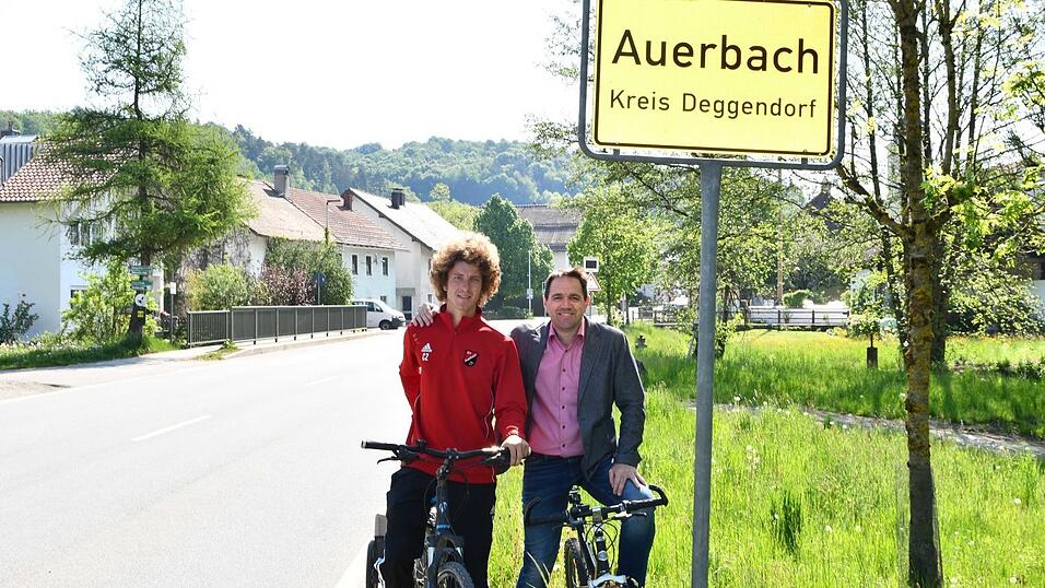 B&uuml;rgermeister Gerhard Weber hat Andreas Stangl (von rechts) an der Gemeindegrenze abgeholt.