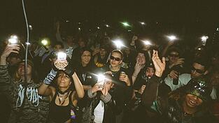 Der Auftritt in Passau: Eine Zeit lang ist Thomas Wieninger nur auf seinen Künstlernamen „aba hego“ reduziert worden, auch in seinem engsten Umfeld – bis er sich auf die Suche nach sich selbst begeben hat. Der Auftritt in Passau: Eine Zeit lang ist Thomas Wieninger nur auf seinen Künstlernamen „aba hego“ reduziert worden, auch in seinem engsten Umfeld – bis er sich auf die Suche nach sich selbst begeben hat.