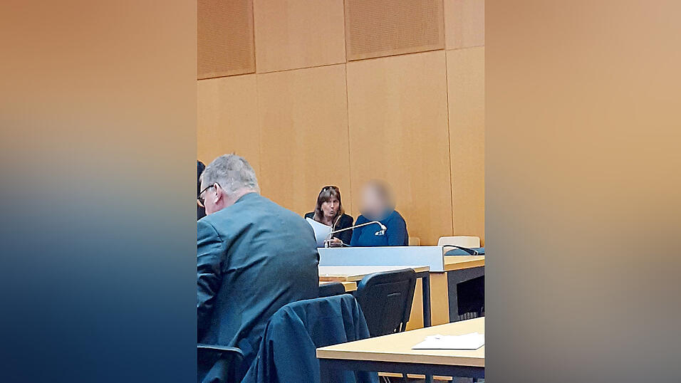 Eine 44-jährige Frau (r.) muss sich vor dem Landgericht Landshut verantworten. Ihr wird ein Mord vorgeworfen.