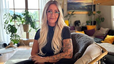 Auf ihrem Arm hat sich Christiane ein Blumen-Tattoo stechen lassen - es überdeckt die Schussnarbe. 