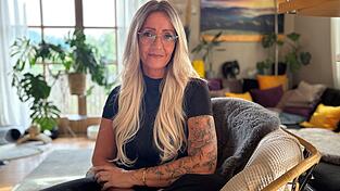 Auf ihrem Arm hat sich Christiane ein Blumen-Tattoo stechen lassen - es überdeckt die Schussnarbe. 