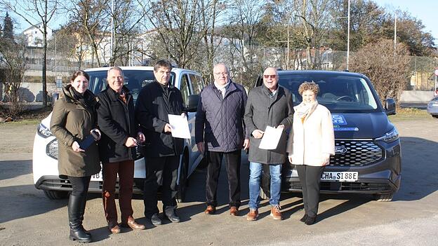Manfred Janker, Gesch&auml;ftsf&uuml;hrer der Rodinger Verkehrsbetriebe (Dritter von links) und Josef Pfeifer vom gleichnamigen Busunternehmen aus Waldm&uuml;nchen erhalten F&ouml;rderbescheide f&uuml;r neue E-Busse.