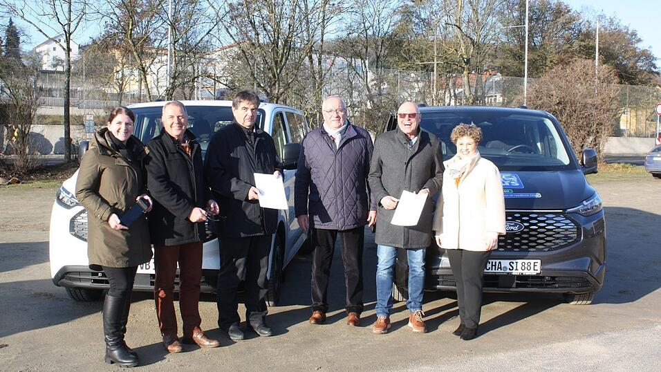 Manfred Janker, Gesch&auml;ftsf&uuml;hrer der Rodinger Verkehrsbetriebe (Dritter von links) und Josef Pfeifer vom gleichnamigen Busunternehmen aus Waldm&uuml;nchen erhalten F&ouml;rderbescheide f&uuml;r neue E-Busse.