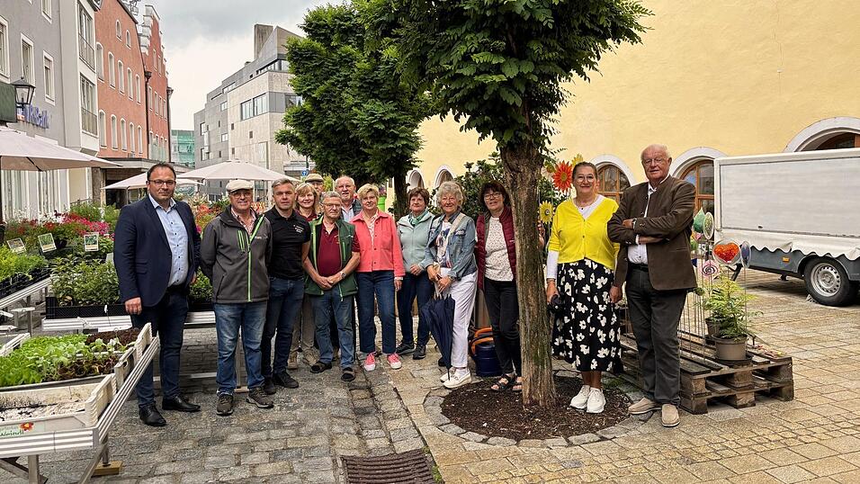 Bürgermeister Martin Stoiber (links) und Organisatorin Lisa Sittenauer (zweite von rechts) hoffen mit allen Beteiligten auf einen erfolgreichen siebten Chamer Pflanzerlmarkt. Bürgermeister Martin Stoiber (links) und Organisatorin Lisa Sittenauer (zweite von rechts) hoffen mit allen Beteiligten auf einen erfolgreichen siebten Chamer Pflanzerlmarkt.