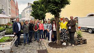 Bürgermeister Martin Stoiber (links) und Organisatorin Lisa Sittenauer (zweite von rechts) hoffen mit allen Beteiligten auf einen erfolgreichen siebten Chamer Pflanzerlmarkt. Bürgermeister Martin Stoiber (links) und Organisatorin Lisa Sittenauer (zweite von rechts) hoffen mit allen Beteiligten auf einen erfolgreichen siebten Chamer Pflanzerlmarkt.