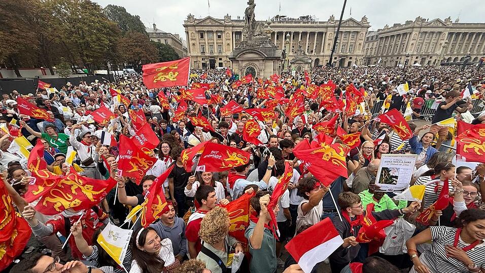Die Vorfreude bei den wartenden Menschen ist groß. Die Vorfreude bei den wartenden Menschen ist groß.