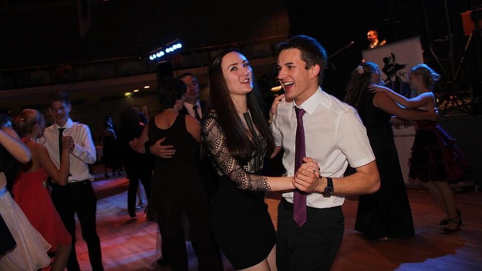 Die Bilder vom Abschlussball der Tanzschule Seidel in der Fraunhofer-Halle am 28. November. Die Bilder vom Abschlussball der Tanzschule Seidel in der Fraunhofer-Halle am 28. November.