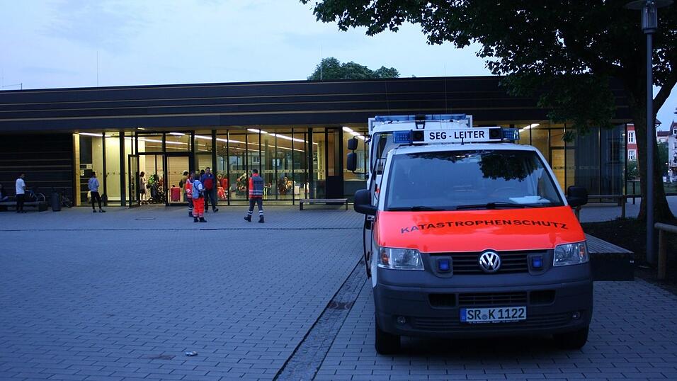 Rund 60 Bewohner der Asylunterkunft in der ehemaligen Preckleinhalle sind in der Turnhalle der Jakob-Sandtner-Realschule untergebracht worden.