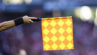 Eine Begegnung in der A-Klasse wurde durch den Schiedsrichter abgebrochen, nachdem er mit einer Fahne beworfen wurde.&nbsp;