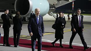 US-Präsident Joe Biden (M.) kommt am Flughafen BER an. Für 19 Stunden wird er in Berlin sein. Es ist sein letzter bilaterale Besuch in Deutschland.